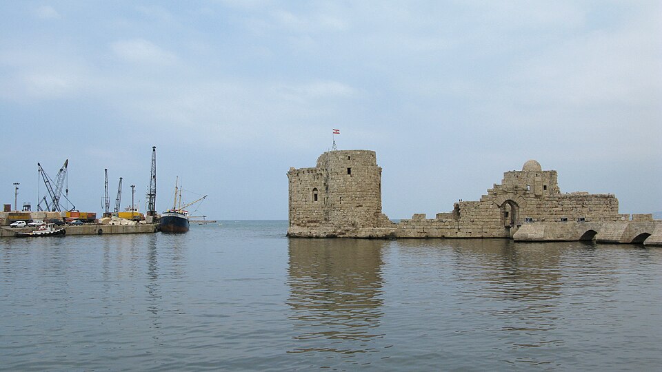 El castillo del Mar de Sidón sobre el agua