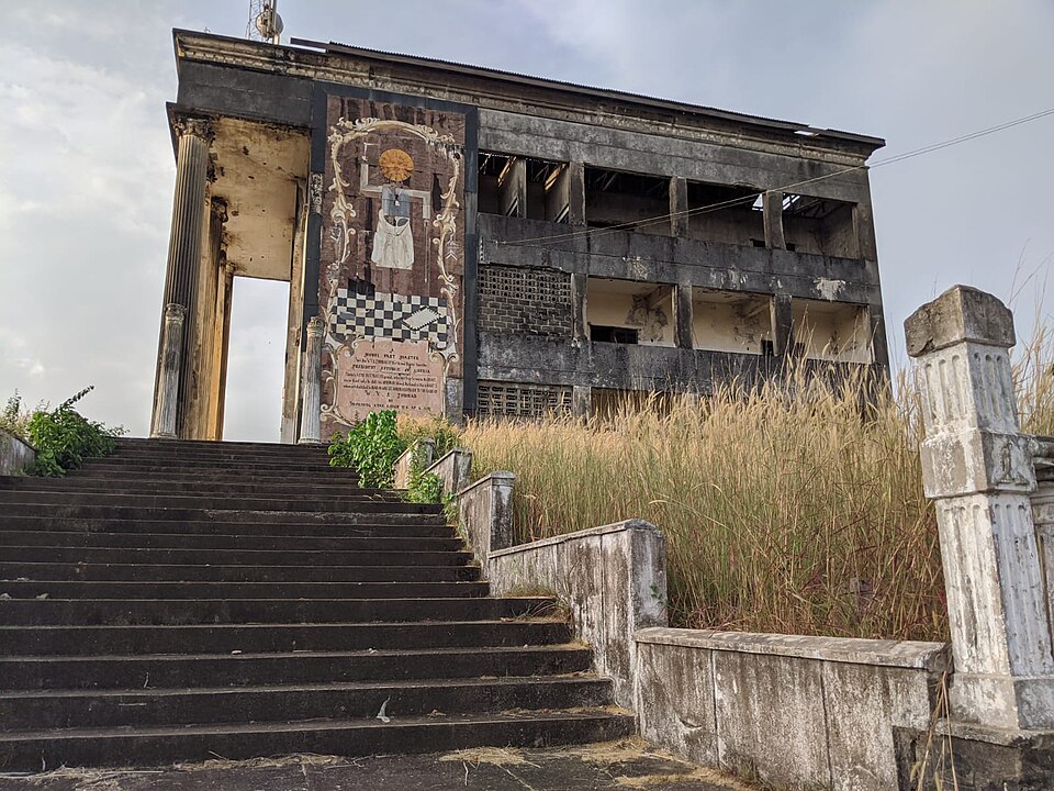 Escalinata y fachada del antiguo edificio de la logia masónica de Harper