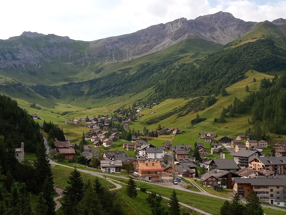 El valle alpino de Malbun con sus casas y montañas