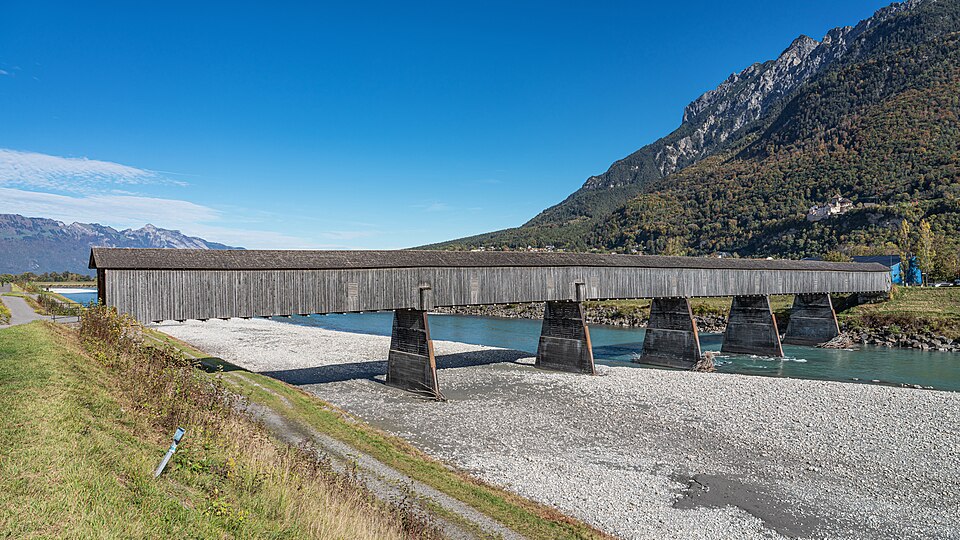 El puente cubierto de madera sobre el Rin con montañas detrás