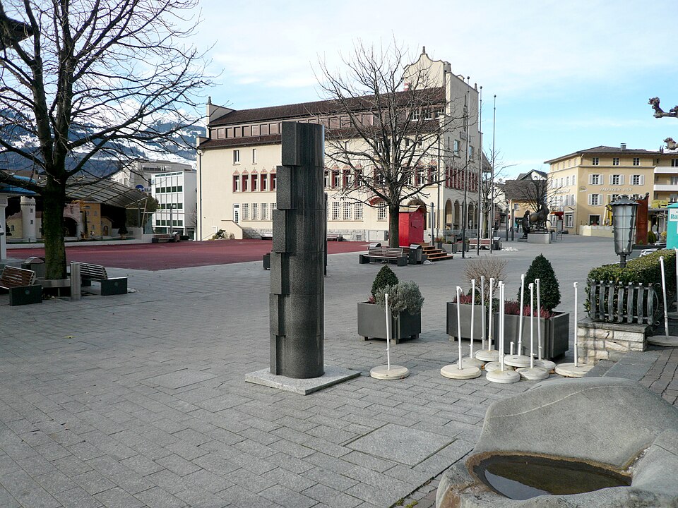 La zona peatonal de Vaduz con esculturas y edificios