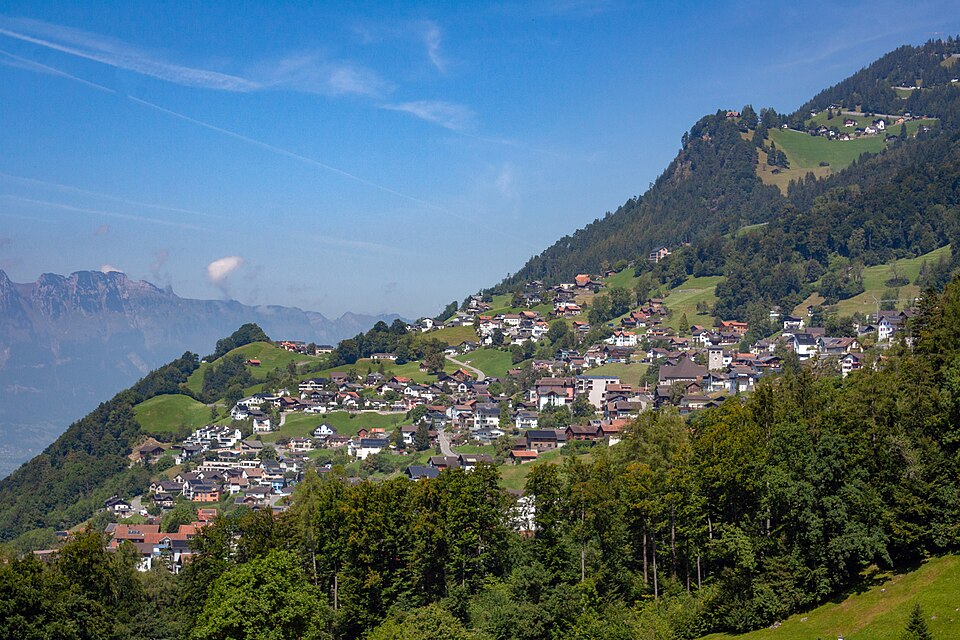 Las casas de Triesenberg en la ladera de la montaña
