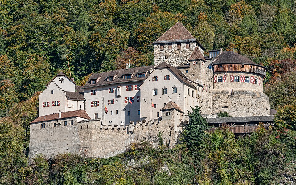 El castillo de Vaduz entre árboles de otoño