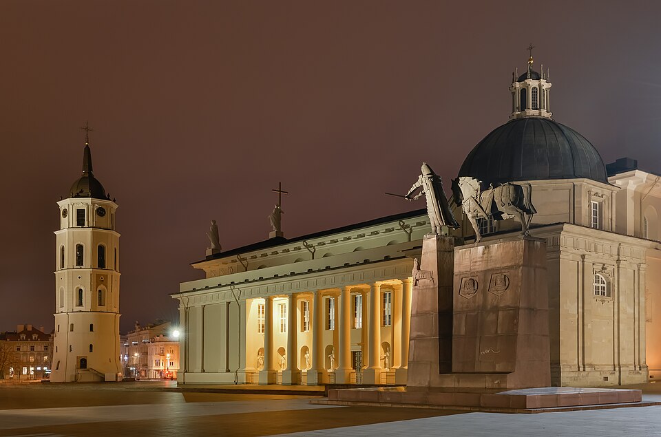 La catedral de Vilna y su campanario iluminados de noche