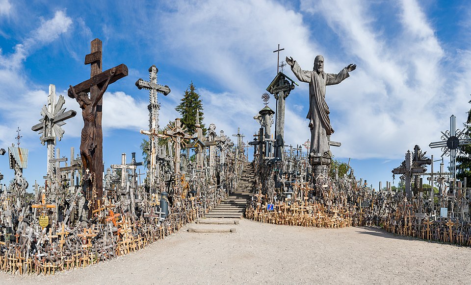 Cientos de cruces de madera y metal en la Colina de las Cruces