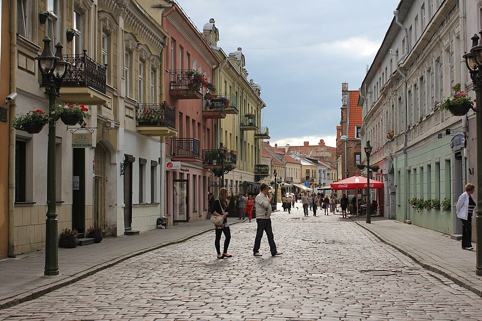 Una calle peatonal del casco antiguo de Kaunas