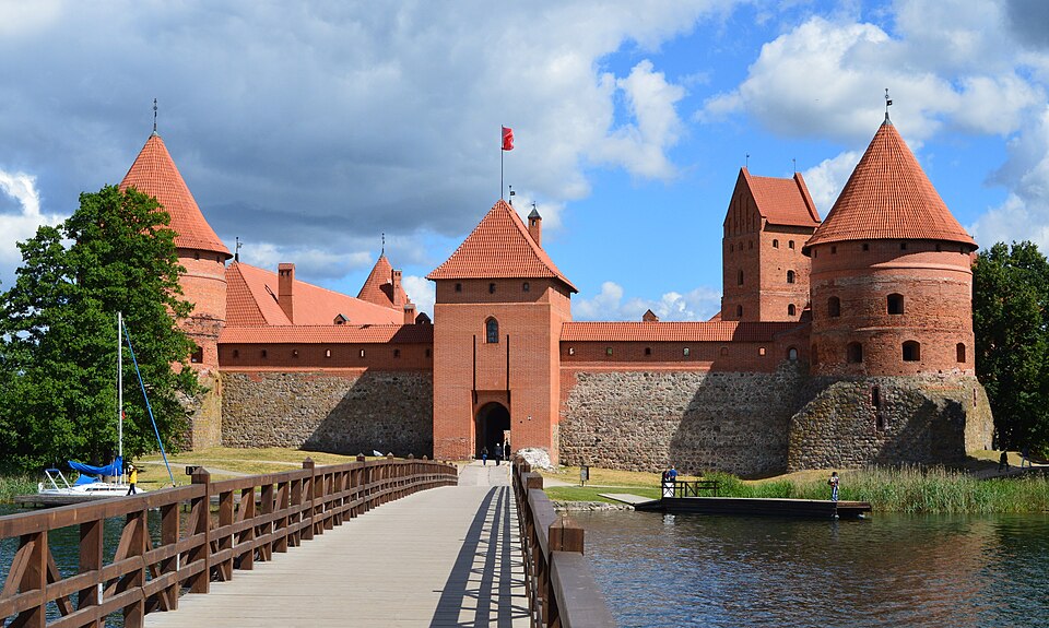 El castillo de ladrillo rojo de Trakai en su isla
