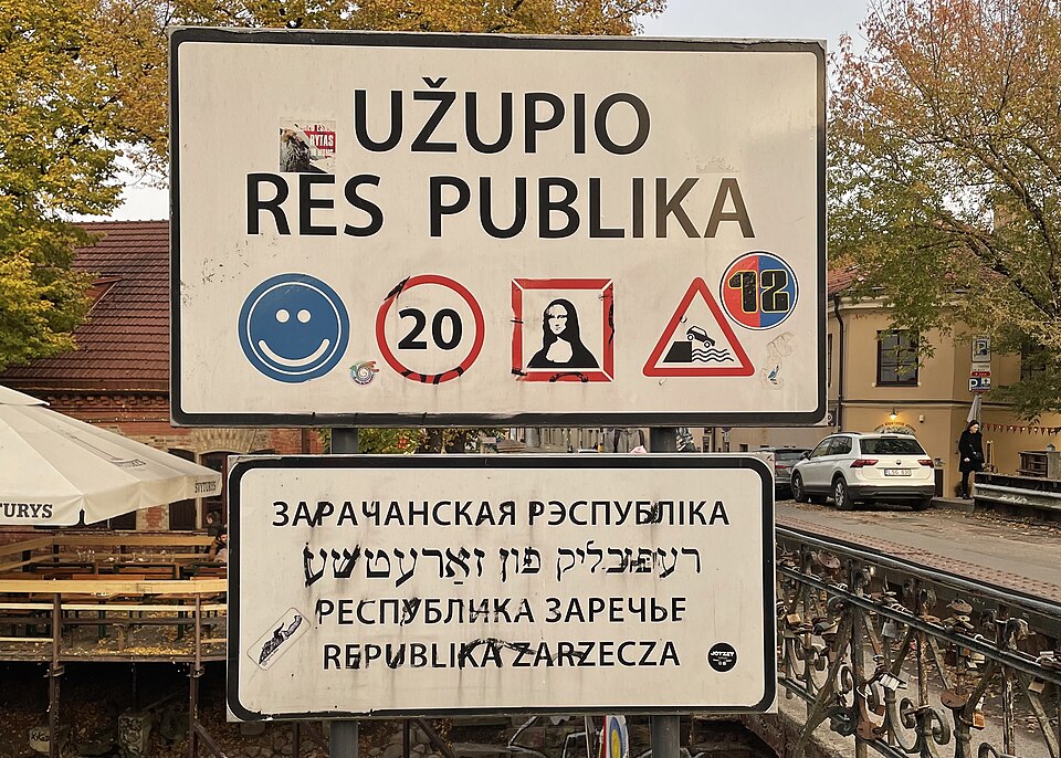 El letrero de bienvenida a la República de Užupis