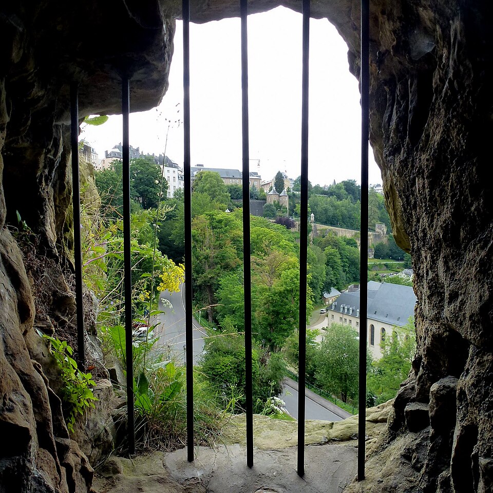 Una ventana de las casamatas del Bock con vista al valle