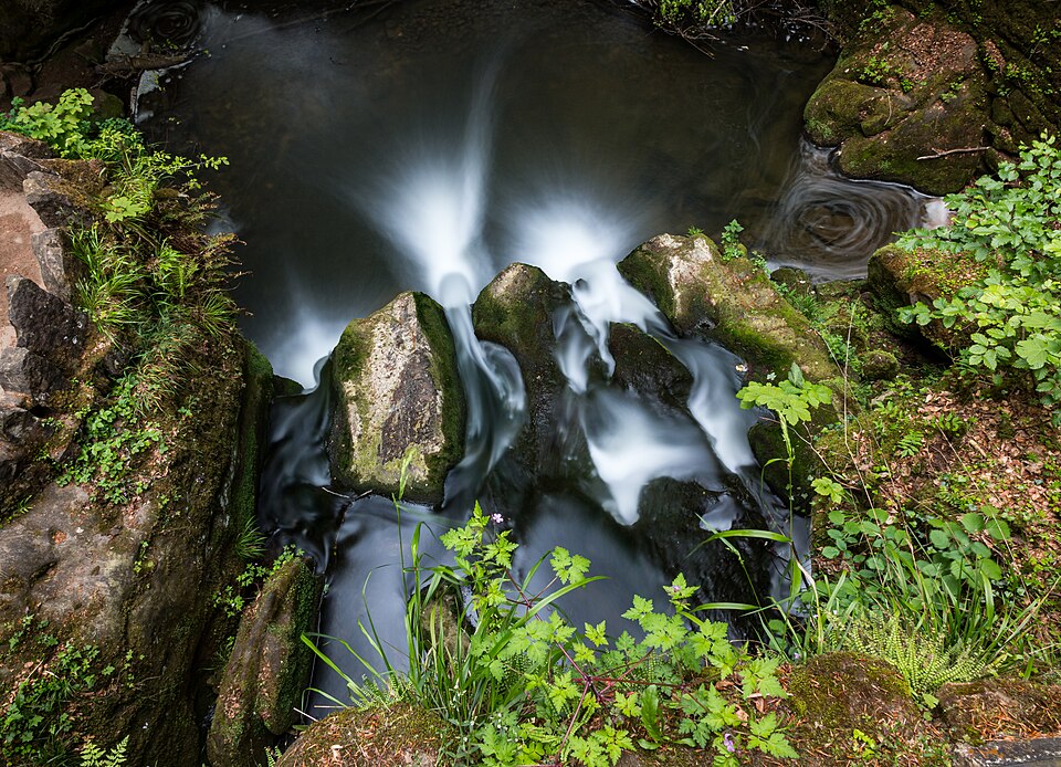 La pequeña cascada Schiessentümpel entre rocas cubiertas de musgo
