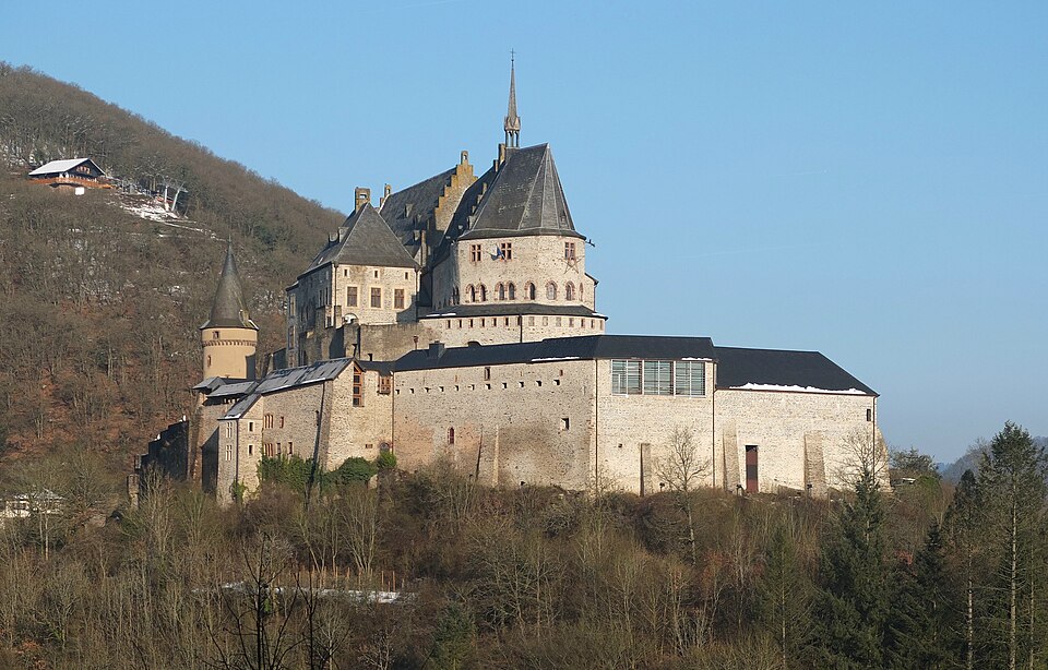 El castillo de Vianden sobre una colina
