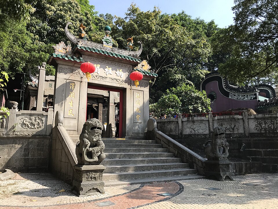 La puerta de piedra del templo de A-Ma con leones guardianes
