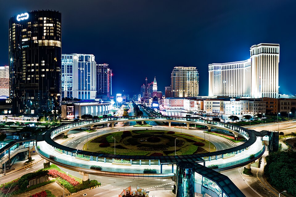 Los hoteles iluminados de Cotai de noche