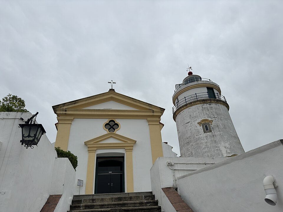 La capilla amarilla y el faro blanco de la fortaleza de Guia