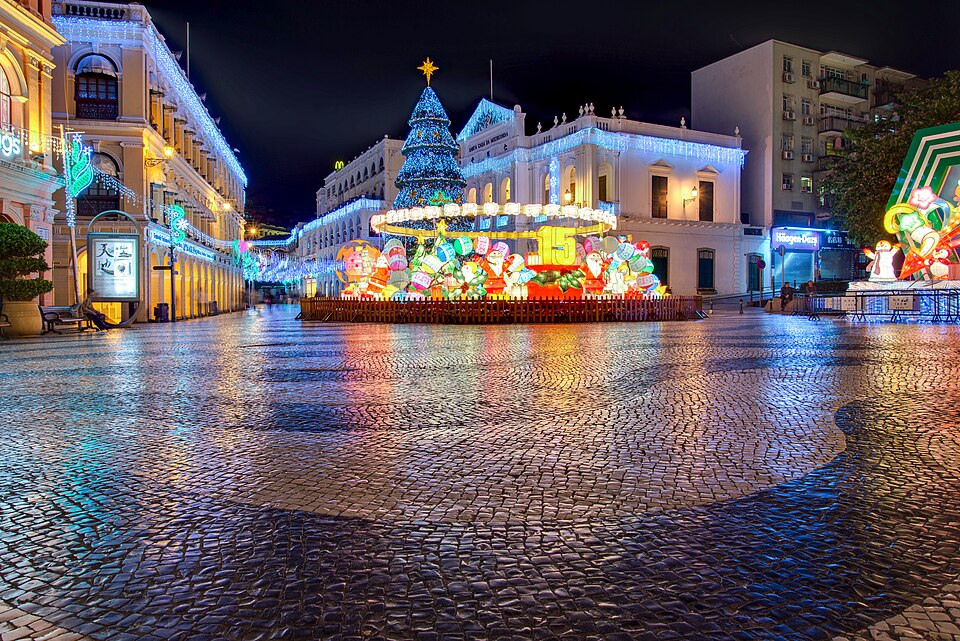 La plaza del Senado iluminada de noche con su piso de mosaico de olas