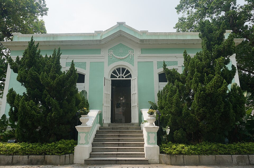 Una casa colonial verde menta de las Casas de Taipa entre árboles