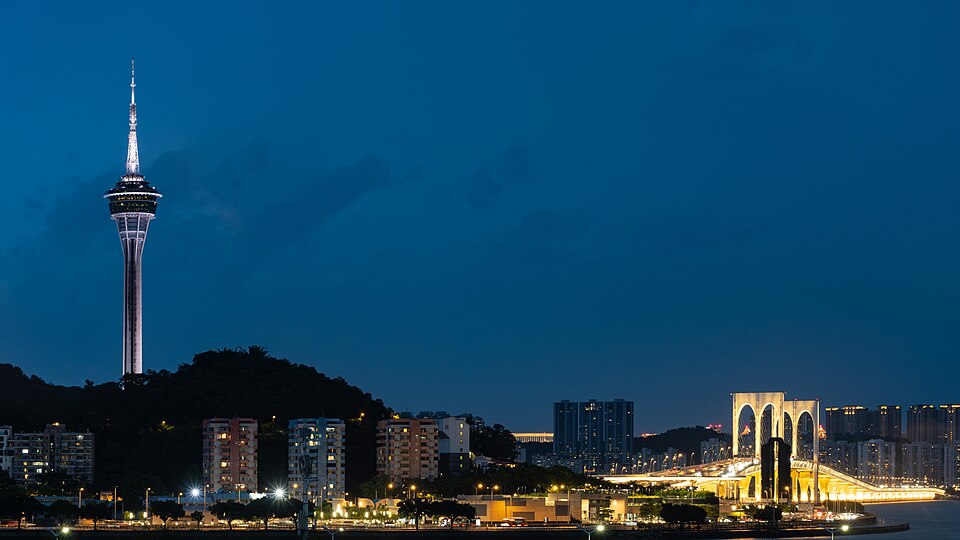 La Torre de Macao y el puente Sai Van iluminados al anochecer