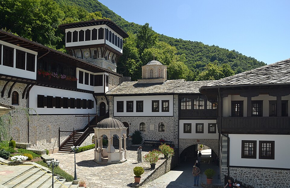 El patio del monasterio de Bigorski con su torre y edificios blancos