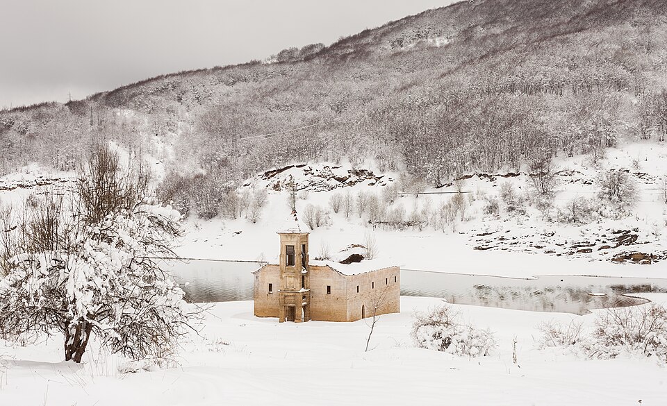 La iglesia de San Nicolás en el lago Mavrovo bajo la nieve