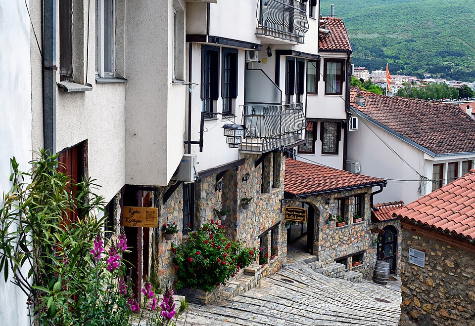 Una calle empedrada con casas blancas en el casco antiguo de Ohrid