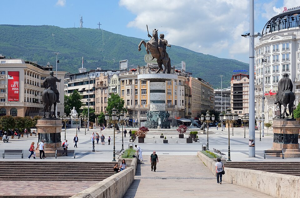 La plaza de Macedonia en Skopie con la gran estatua ecuestre