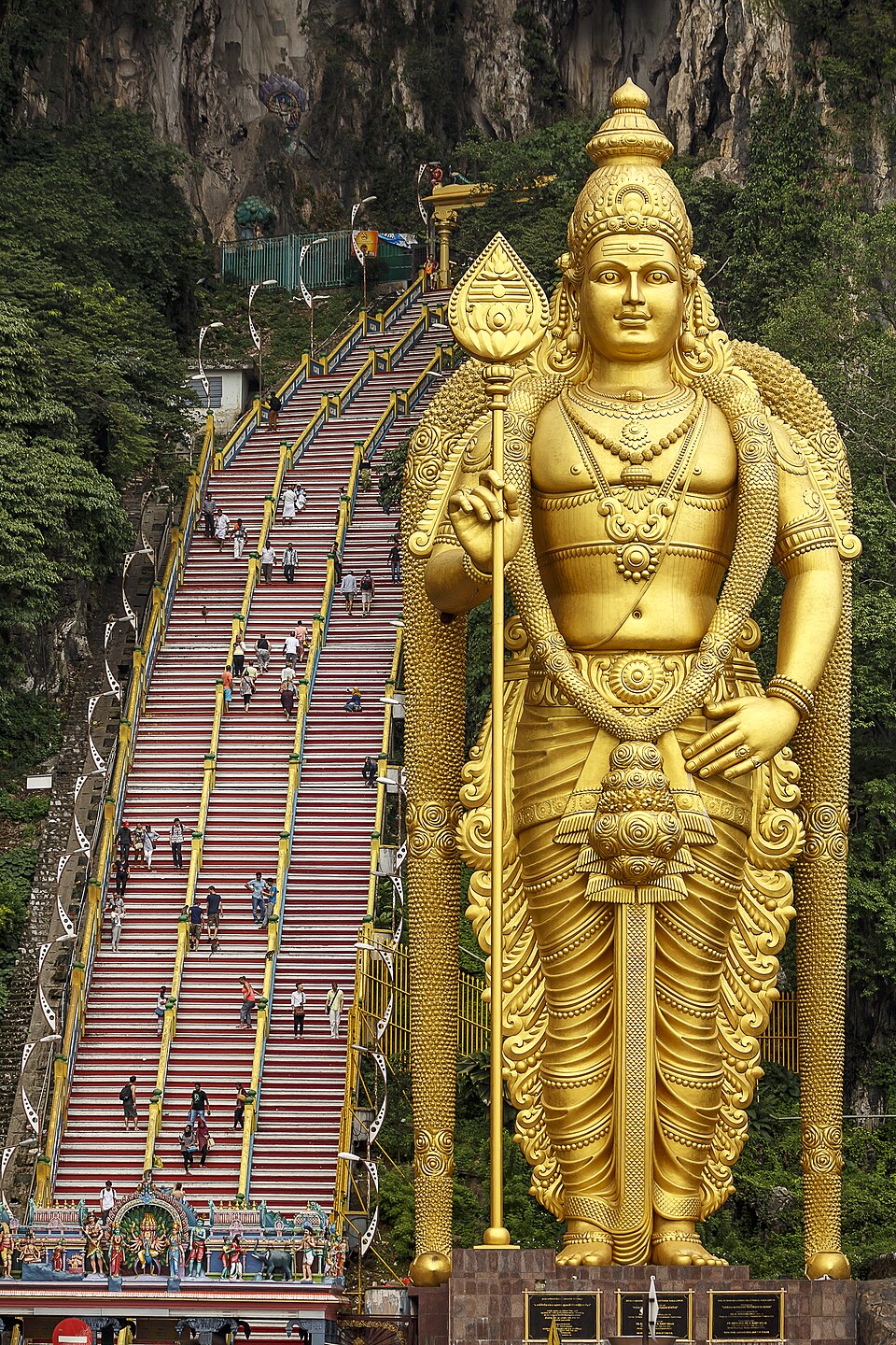 La estatua dorada y la escalinata de colores de las Cuevas de Batu