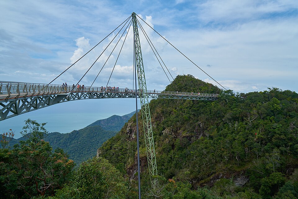 El puente colgante curvo de Langkawi sobre una montaña de selva