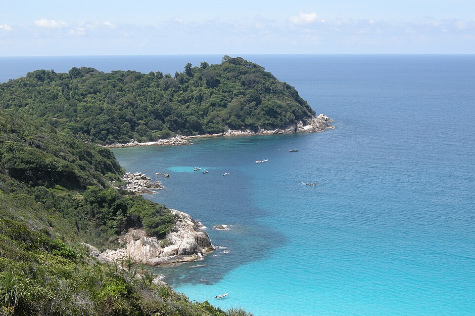 La costa de las islas Perhentian con agua turquesa y selva