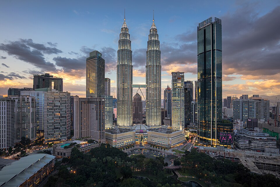 Las Torres Petronas entre los rascacielos de Kuala Lumpur al atardecer