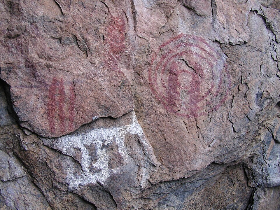 Pinturas rupestres rojas y blancas sobre la roca en Chongoni