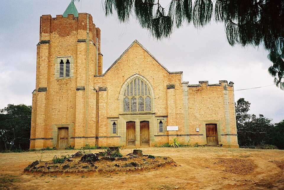 Iglesia de ladrillo con torre de la misión de Livingstonia