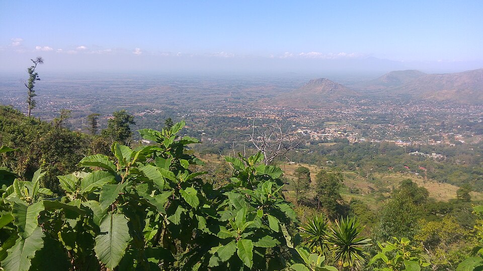 Vista desde la montaña de Zomba sobre la llanura y la ciudad entre vegetación