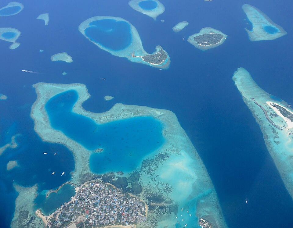 Atolones y arrecifes turquesa con la isla de Guraidhoo, vistos desde el aire