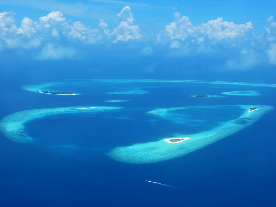 Islas y arrecifes del atolón de Baa vistos desde el aire