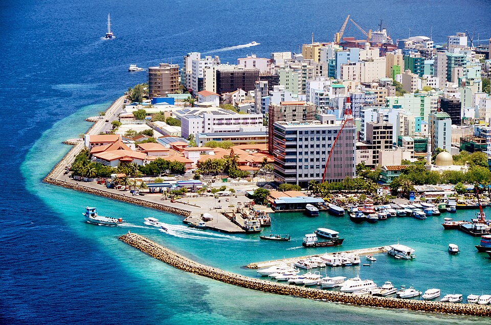 La isla de Malé cubierta de edificios de colores rodeada de mar turquesa