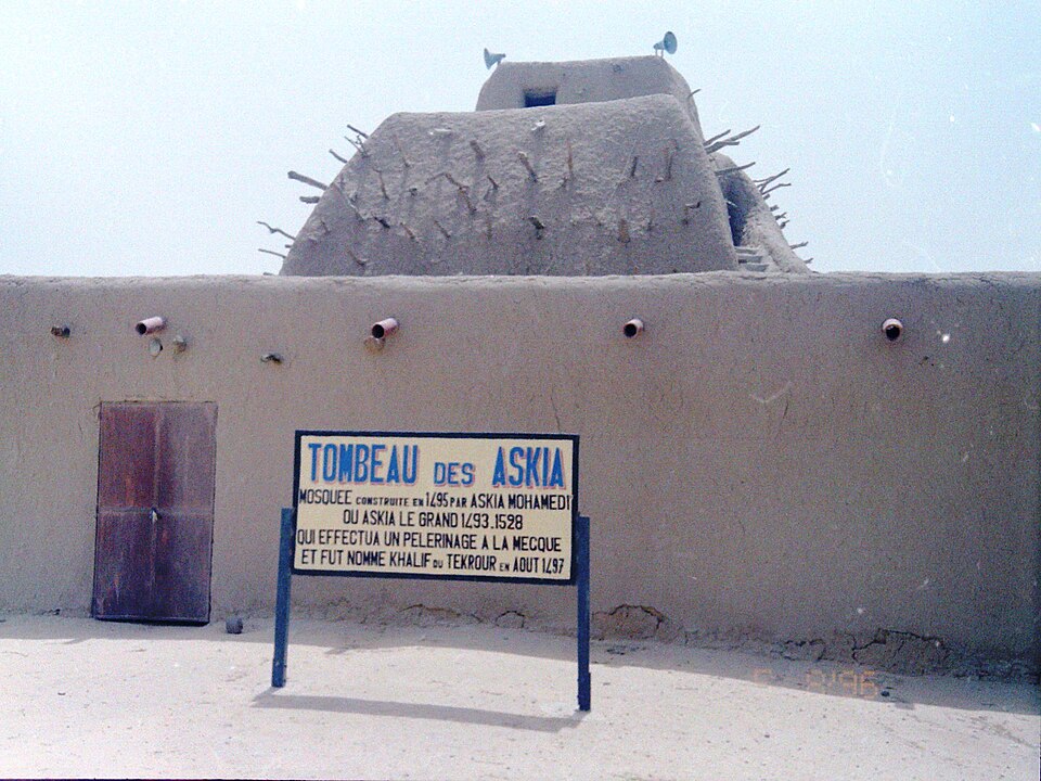 Muro de barro y cima de la pirámide de la tumba de los Askia con su letrero