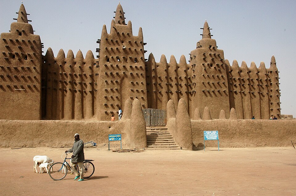 Fachada de barro con torres y vigas salientes de la Gran Mezquita de Djenné