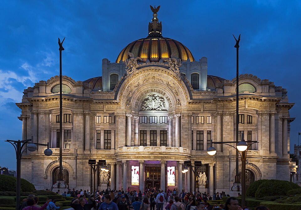 Palacio de Bellas Artes iluminado al anochecer