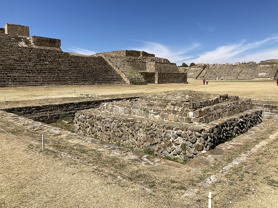 Plataformas de piedra en la zona arqueológica de Monte Albán