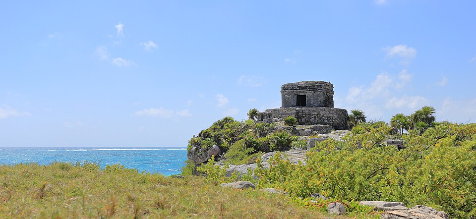 Templo del Dios del Viento en Tulum, frente al mar Caribe