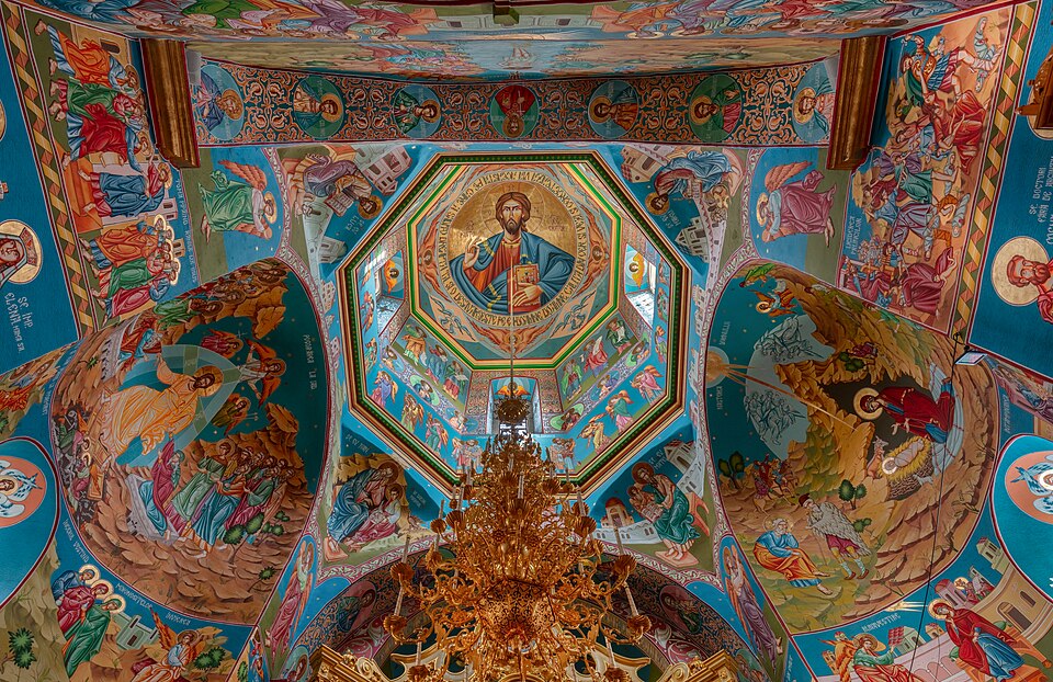 La cúpula pintada por dentro del monasterio de Căpriana