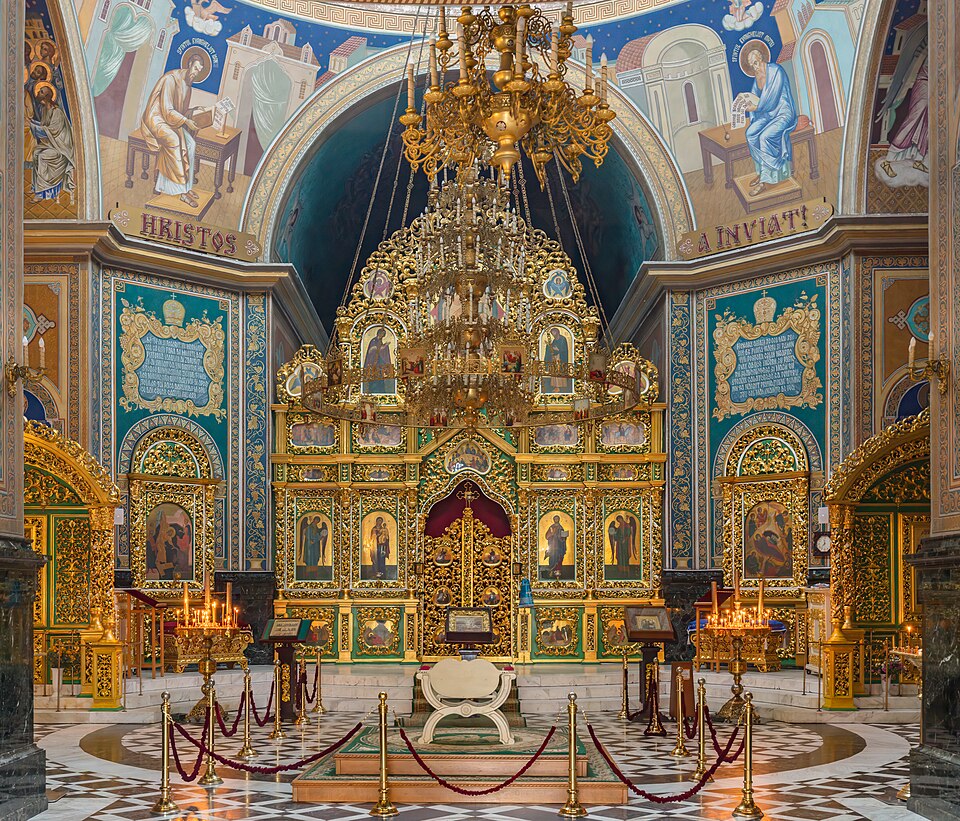 El interior dorado de la Catedral de la Natividad