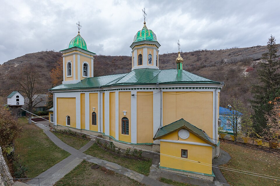 La iglesia amarilla de cúpulas verdes del monasterio de Saharna