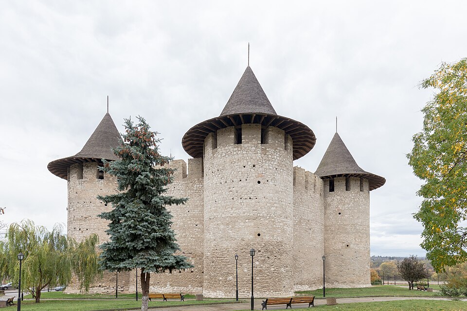 La fortaleza circular de Soroca con sus torres de techo cónico