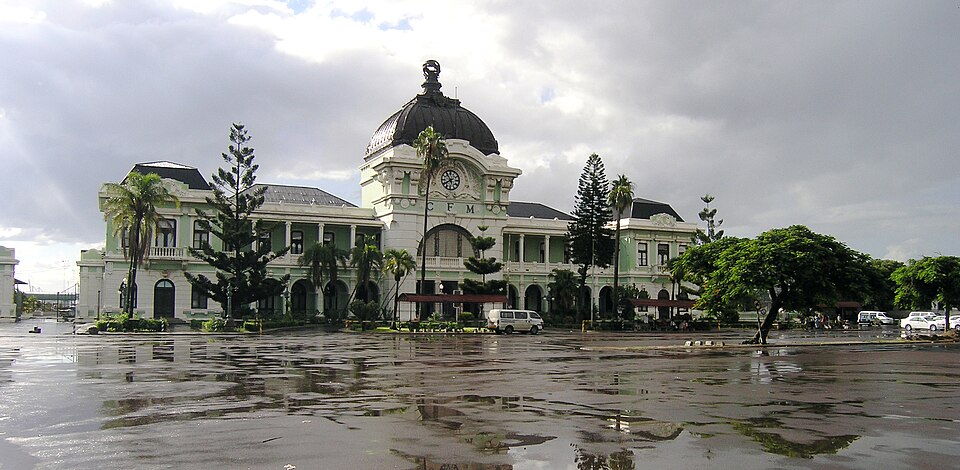 Fachada verde y blanca con cúpula de la estación de tren de Maputo