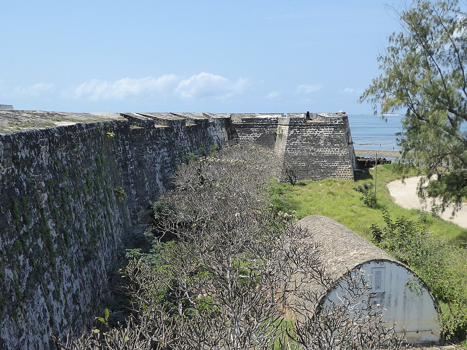 Murallas de piedra de la fortaleza de San Sebastián con el mar al fondo