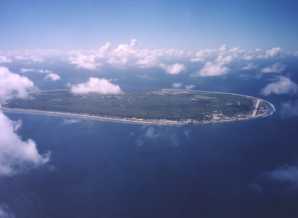La isla de Nauru completa vista desde el avión, rodeada de mar azul