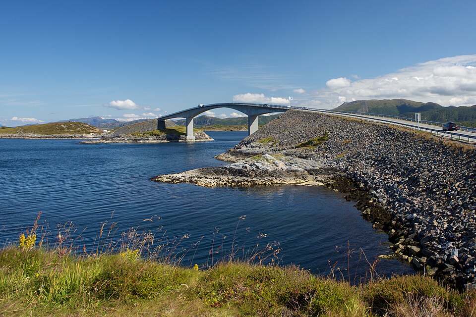 Puente curvo de Storseisundet en la Carretera del Atlántico