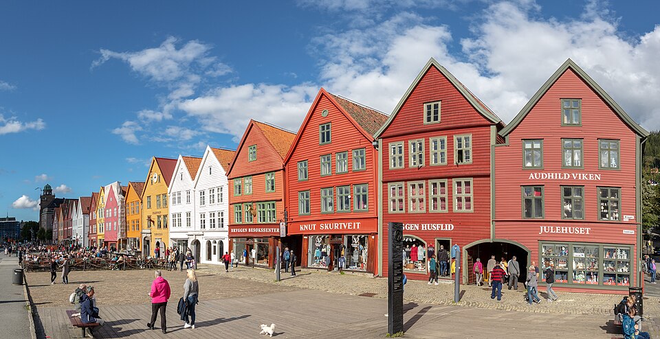 Casas de madera de colores del muelle Bryggen en Bergen