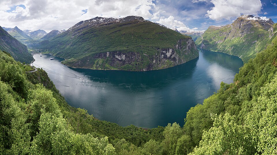 El fiordo de Geiranger visto desde lo alto, entre montañas verdes